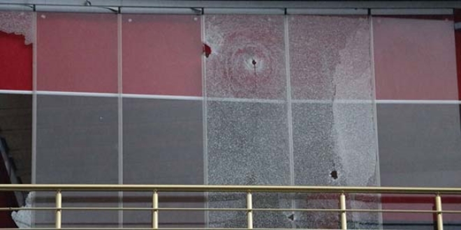 Beyo�lu'nda kafeye otomatik silahl� sald�r�