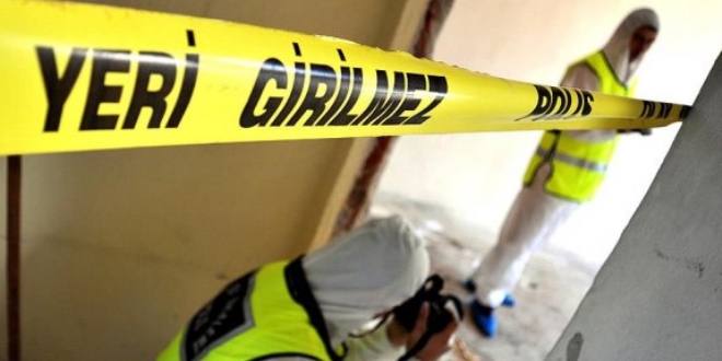 Kars'ta onarmak istediği çatıdan düşen kişi öldü