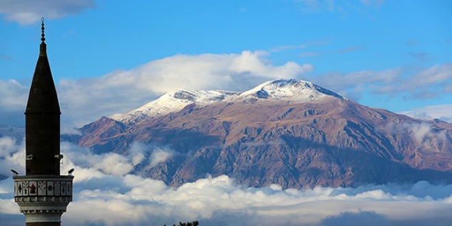 Munzur Dağı'na mevsimin ilk karı yağdı
