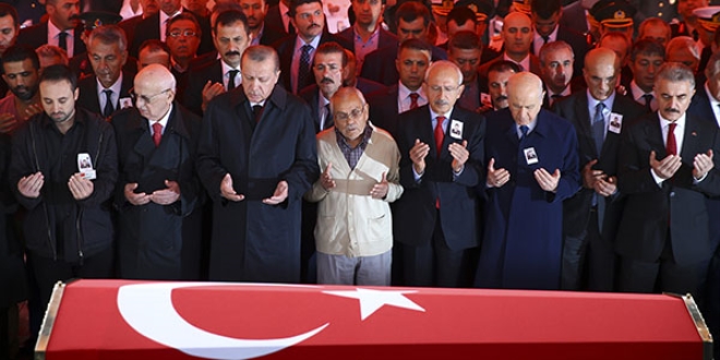 Şehit Yüzbaşı son yolculuğuna uğurlandı