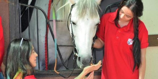 �zmir'de kad�n seyis adaylar� ders ba�� yapt�