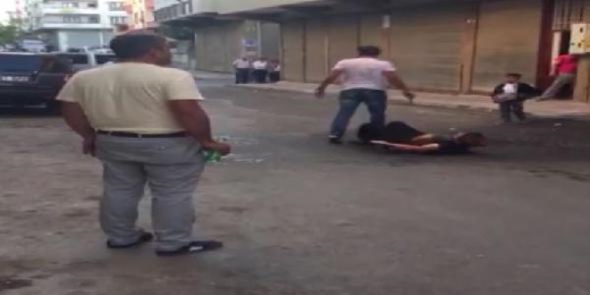 E�ini sokak ortas�nda �ocu�unun g�z� �n�nde b��aklad�