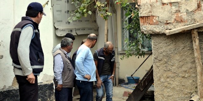 M�h�rl� dernek binas�nda kumar oynarken yakaland�lar