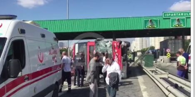 �stanbul'da iki katl� halk otob�s� devrildi