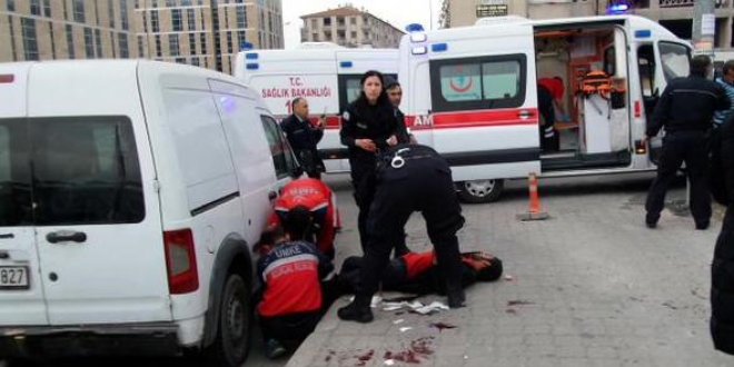 Sakarya'da okul önünde bıçaklı kavga: 2 yaralı