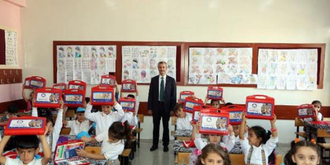 100 bin öğrenciye boyama seti