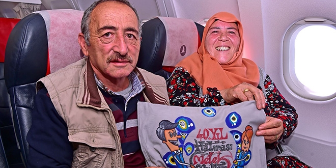 40 yıllık evlilere THY uçağında sürpriz kutlama
