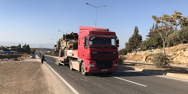 Konteynerler ve zırhlı personel taşıyıcılar sınırda