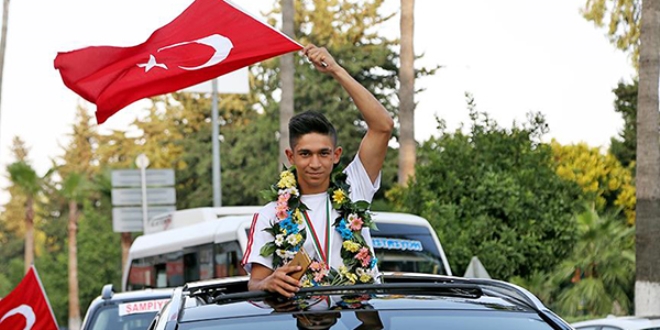Su sattığı sokaklara madalya ile döndü