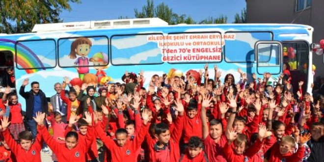 Yolcu otobüsü gezici kütüphaneye dönüştürüldü