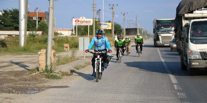 Lösemiye dikkat çekmek için pedal basmayı sürdürüyor