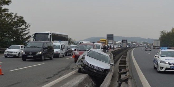 �stanbul'da trafik kazas�: 2 �l�, 1 yaral�