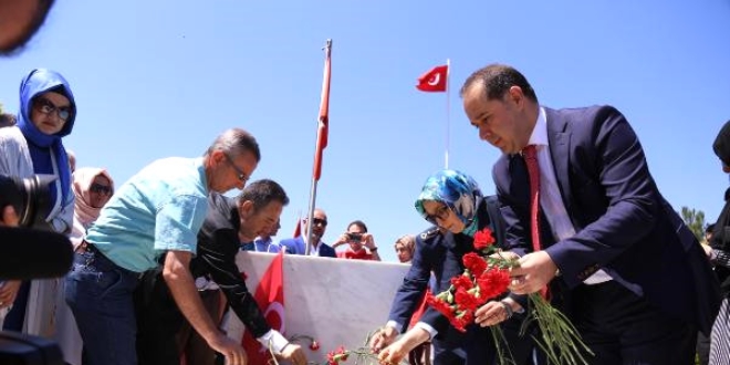 Sivil şehitler 27 yıl sonra mezarları başında anıldı