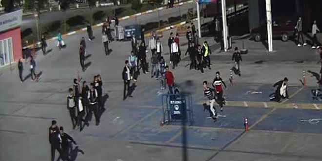 Liselilerin bıçaklı kavgası kameraya yansıdı