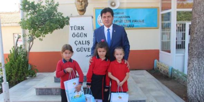 Atatürk'ün büstüne şemsiye tutan öğrenciler ödüllendirildi