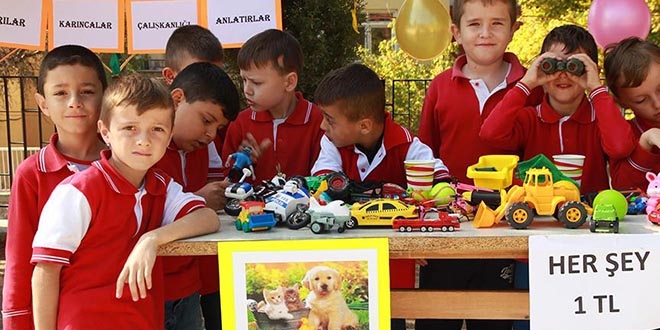 Öğrenciler sokak hayvanları için oyuncaklarını sattı