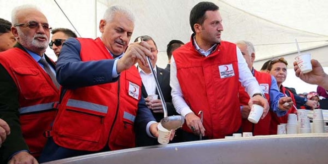 Başbakan Yıldırım aşure dağıttı