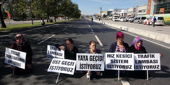 'Başka Zeynepler ölmesin' diye karayolunu kapattılar