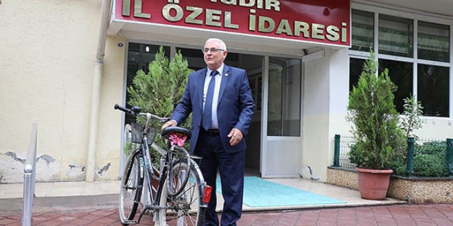 Başkan, bisikletini 4 otomobile tercih ediyor
