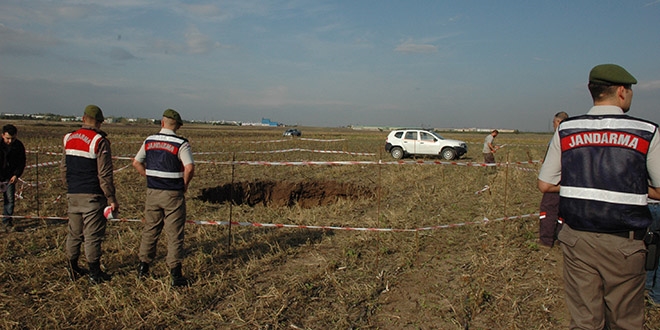 Tekirdağ'da tarlada dev çukur oluştu