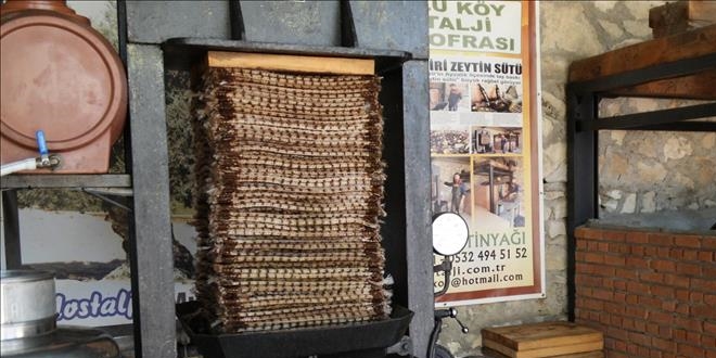Ayvalık'ta yeni sezon 'zeytin sütü' üretildi