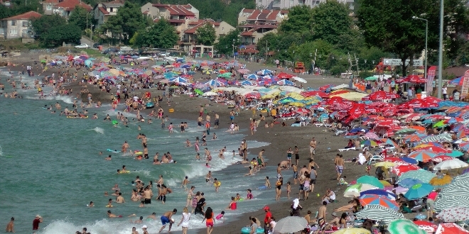 Mu�la'da g�ne�li havay� g�ren denize ko�tu