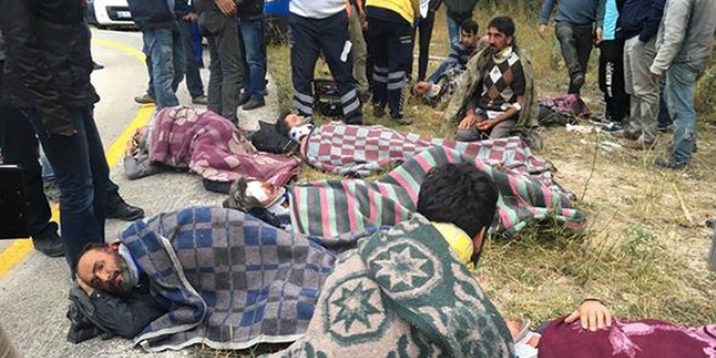 Yaralılar, battaniyeye sarınarak ambulans bekledi