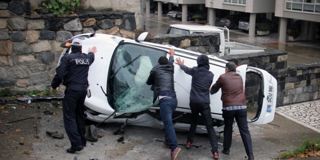 Bursa'da otomobil okulun bahesine dt: 1 yaral
