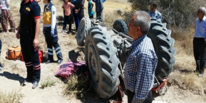 Bayburt'ta devrilen traktörün altında kalan kişi öldü