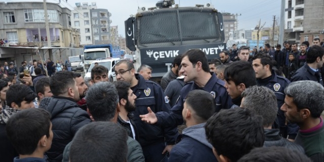 Mahalle sakinlerini Siverek Emniyet Müdürü ikna etti