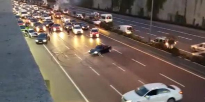İstanbul'da yolu kapatıp drift yaptılar!