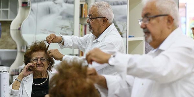 Tarağı ve makasını 61 yıldır bırakmadı