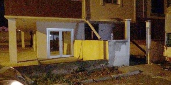 Polis memuru, yıkılan duvarın altında can verdi