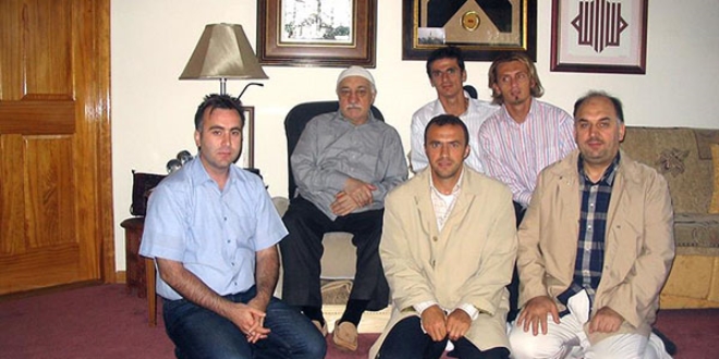 Eski futbolcular FETÖ elebaşı Gülen ile aynı karede