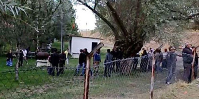 Cenaze yeme�inde sat�rl�, d�ner b��akl� kavga