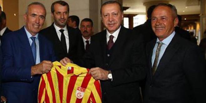 Erdoğan, Galatasaray'ın efsane oyuncularıyla bir araya geldi