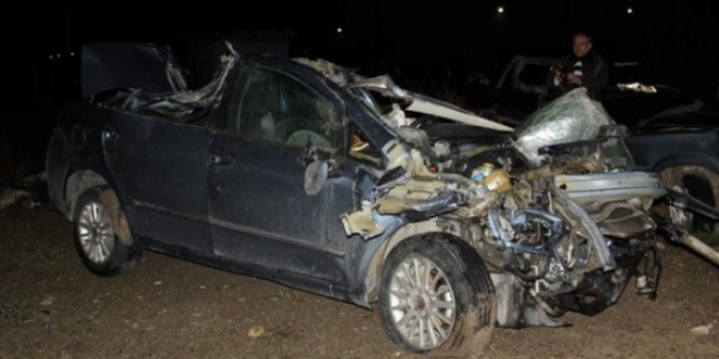 Erzurum'da otomobille kamyon çarpıştı: 2 ölü, 1 yaralı