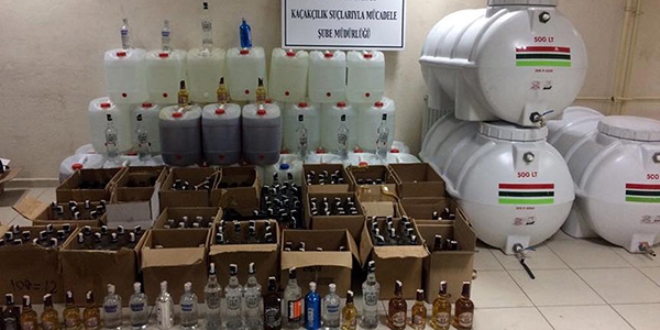 Pidecinin deposundan 1 ton sahte içki çıktı