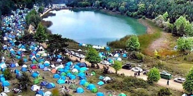 8 bin ki�ilik do�a kamp�ndan kalan ��pler kirlili�e yol a�t�