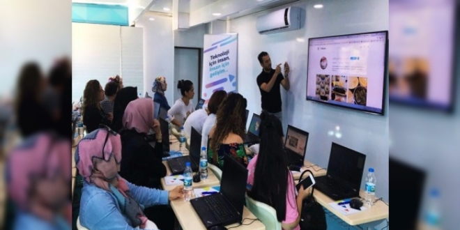 'Türk Telekom Gezici Eğitim Tırı' Mersin'de