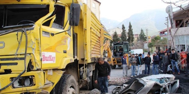 ��rnak'ta freni bo�alan kamyon 4 arac� ezdi