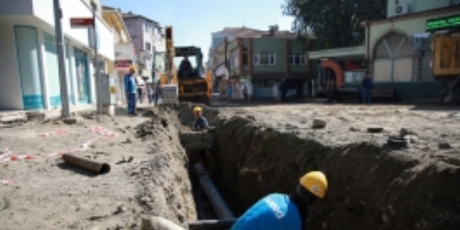 �zmir'de hastane in�aat� temel kaz�s�nda yol ��kt�