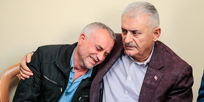 Başbakan Yıldırım'a sarıldı... Gözyaşları sel oldu