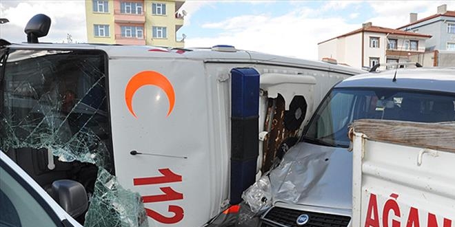 Ambulans ile otomobil çapıştı: 1 ölü, 3 yaralı