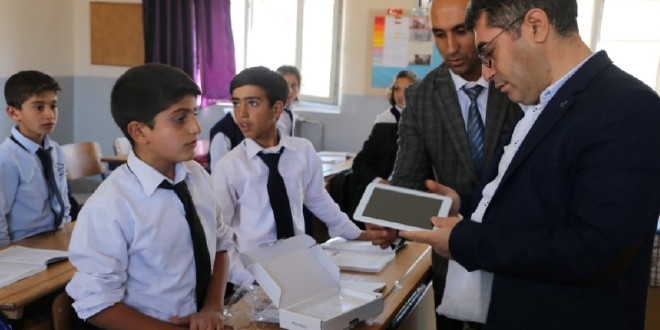 Kaymakam okul servislerini denetledi, tablet dağıttı