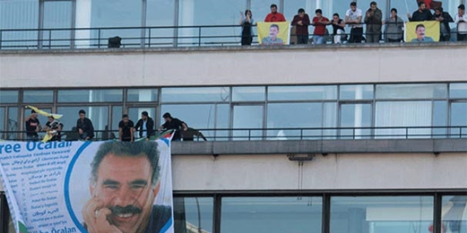 PKK yandalar Paris'te calan posteri at