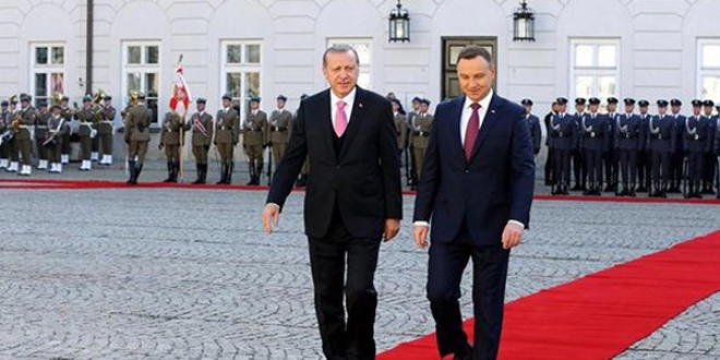 Polonya'ya giden Erdoğan'a bandodan sürpriz