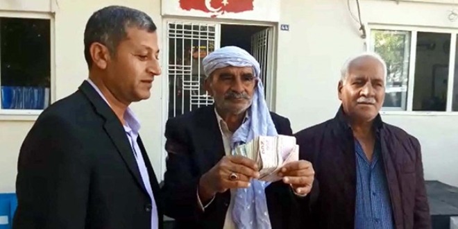 Tuvalette buldu�u 10 bin liray� sahibine ula�t�rd�