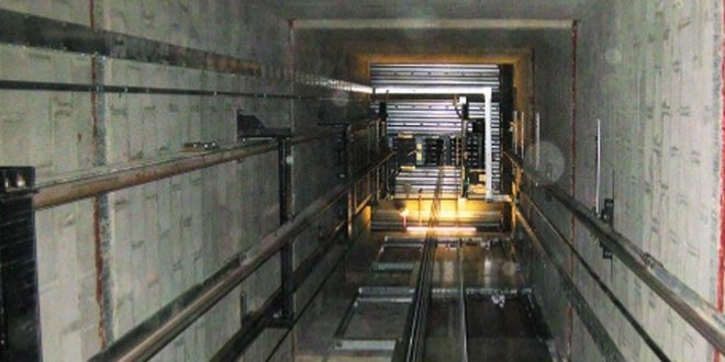 Adana'da asansr boluuna den ii yaamn yitirdi