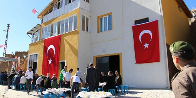 Konya'da şehit ailesine ev hediye edildi